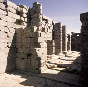 Bassae. Apollon-Tempel : Bassai (antiker Name), Apollon-Tempel. Blick in die Cella