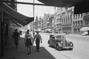 Landshut: Hauptstraße mit Rathaus, Vordergrund Auto, Sonnendächer