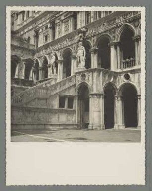 Am Dogenpalast in Venedig