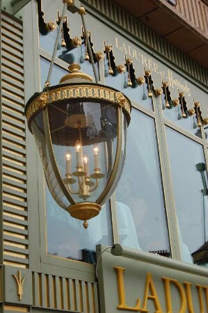 Fassade des Luxus-Kaufhauses Harrods, mit Lampe am Edel-Restaurant
