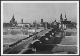 Augustusbrücke : Dresden-Altstadt. Blick von der Neustädter Wache (Blockhaus) über die Augustusbrücke auf die Silhouette der Dresdner Altstadt