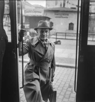 Berlin-Dahlem. Freie Universität Berlin. Professor von Schubert beim Einsteigen in die "Hochschulstraßenbahn" (Professor von Schubert beim Einsteigen in die "Hochschulstraßenbahn" von den damaligen Medizin-Studenten - nach den Gonorrhöe-Erregern - auch scherzhaft "Gonokken-Kutsche" genannt. Die Bahn fuhr von Westend zum alten Britzer Krankenhaus und brachte die Studenten zu den Seminaren von Prof. Dr. Langer, der 1949/50 dort in der Hautklinik lehrte. Mit dem Wechsel Langers ans Städtische Rudolf-Virchow-Krankenhaus wurde die Linie eingestellt)