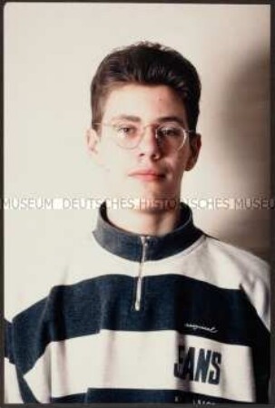 Porträt eines Jugendlichen mit Brille (Altersgruppe 14-17)