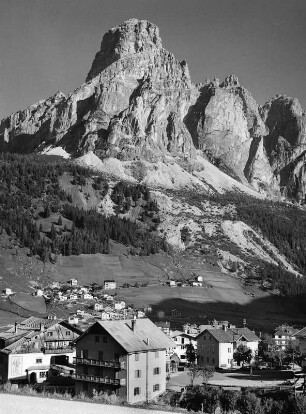 Corvara (Südtirol). Ortsteilansicht mit dem Sassongher im Hintergrund