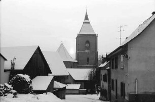 Staufen: Sonnenuntergang zwischen den Dächern der Kirche