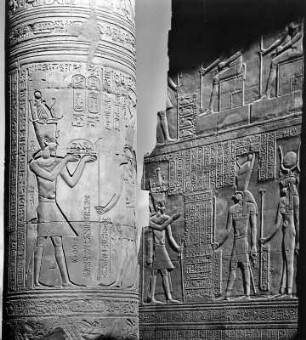 Kom Ombo. Doppelheiligtum des Sobek und des Haroeris (310ante/30ante, 500ante/395). Säulensaal, Teil einer Säule mit Relief (Ptolemäus VIII. opfert vor Haroeris), im Hintergrund der nord-westliche Teil der Nord-Ost-Wand, von Süd