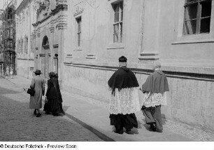Priester auf dem Weg zur Priesterweihe