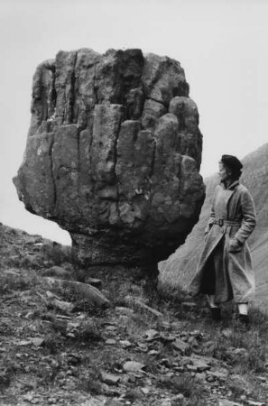 Lotte Ehrhardt neben einem kristallinischer Basaltstein am Hvalfjörður, Island