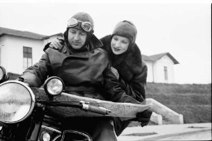 Bukarest: Im Motorrad, Mann zeigt Frau die Landkarte