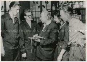 Schriftsteller Helmut Meyer zu Besuch im Elektrochemischen Kombinat Bitterfeld