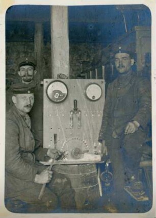 Foto dreier Soldaten beim Bau einer Schalteinrichtung für die elektrische Lichtanlage bei Laon