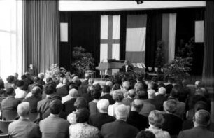 Freiburg: Collegium Sapientiae; Festakt zur Zwanzigjahrfeier des Rumänischen Forschungsinstituts; Saal mit geschmückter Bühne