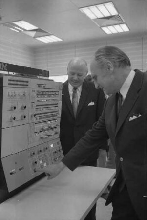 Übergabe der neuen elektronischen Datenverarbeitungsanlage der Oberfinanzdirektion Karlsruhe