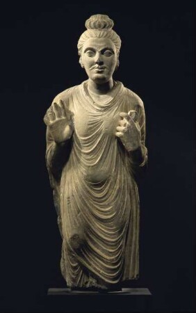 Stehender Buddha mit Schnurrbart in Schutzgeste (abhaya-mudra)