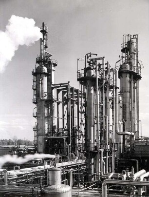 OMW - Oberrheinische Mineralölwerke. Erinnerungsalbum für OB Günther Klotz über die Errichtung und bauliche Entwicklung der Ölraffinerie - Raffineriegelände