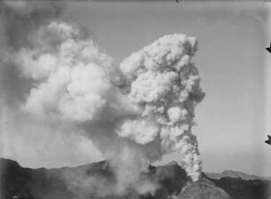 Vesuv, Blick auf den Krater mit Rauchwolken