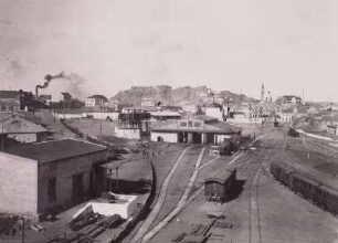 Lüderitzbucht, Bahnhof und Ortsansicht : Namibia (ehem. Südwestafrika), Lüderitzbucht. Blick über das Bahnhofsareal auf Ort und Diamantberg, 1936