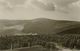 Erzgebirge. Blick vom Aussichtsturm des Fichtelberges (1214 m, Glimmerschiefer) nach dem Keilberg (1244 m, Glimmerschiefer)
