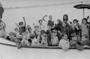 Ferienlager am Teufelssee : Winkende Kinder auf einem Schiff