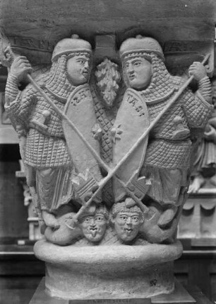 Clermont-Ferrand, Notre-Dame-du-Port, Gipsabguss des nord-nordöstlichen Chorsäulenkapitells, Kampf der Tugenden und Laster