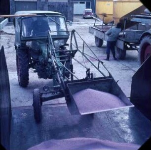 Fotografie: Mineraldünger, Lagertechnik, Transport, Geräteträger, Frontlader