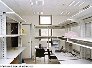 Sächsische Landesbibliothek - Staats- und Universitätsbibliothek Dresden, Zentralbibliothek. Abteilung Datenverarbeitung. Serverraum mit Regalen vor Installation der Gerätetechnik und Dienstplatz für Wartungsarbeiten : Dresden-Räcknitz, Zellescher Weg 18. Sächsische Landesbibliothek - Staats- und Universitätsbibliothek Dresden, Zentralbibliothek. Abteilung Datenverarbeitung. Serverraum mit Regalen vor Installation der Gerätetechnik und Dienstplatz für Wartungsarbeiten