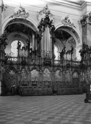 Östliches Chorgestühl und Orgel
