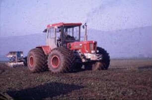 Fotografie: Traktor, Antriebs- und Anbausystem, Fahrwerk, Reifen, Terrareifen, Volldrehpflug, Streifenkörper