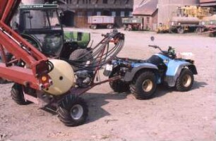 Fotografie: Antriebs- und Anbausystem, Fahrwerk, Reifen, Feldspritze gezogen