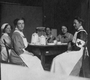 Erster Weltkrieg - "Reservelazarett Abt. IV, Weihnachten 1917" (Kunstgewerbeschule Westendstraße). Schwestern