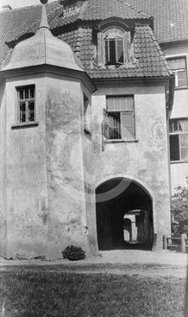 Toreinfahrt am Schloss Neuenburg mit Portal
