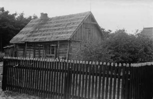 Holzhaus : Umzäuntes Holzhaus in Nida.