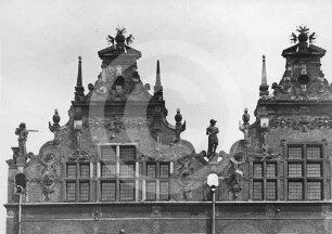 Teilansichten der Giebel am Zeughaus Danzig