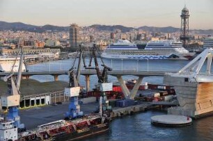 Barcelona - Hafen und Stadt : Blick über die Hafenbecken zum Stadtzentrum. Aufgenommen in Barcelona am 16. Oktober 2009