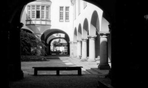 Saarbrücken, St. Johann: Alter Hof mit Säulen und Erker