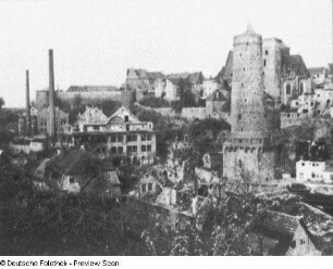 Bautzen. Stadtteilansicht. Blick zur Ruine der Bautzner Tuchfabrik AG und zur Alten Wasserkunst (1558; W. Röhrscheidt der Ältere). Blick von der Kronprinzenbrücke (Friedensbrücke)