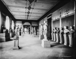 Dresden. Japanisches Palais. Saal 6, Antikensammlung, Saal der Herkulanerinnen, Raumgestaltung von Gottfried Semper