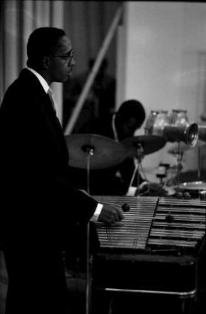 Donaueschingen: Donaueschinger Musiktage; Stadthalle; Modern Jazz Quartet; Milt Jackson am Vibraphon