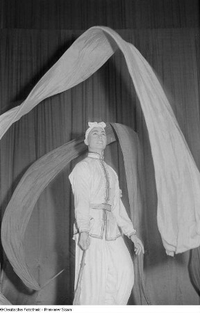 Ein Tänzer des chinesischen Jugend-Kunst-Ensembles beim "Bändertanz"