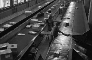 Hannover: Pakete auf dem Förderband; Paketpostamt