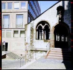 Aschaffenburg: Treppe mit gotischem Bogen zur Stiftskirche, und Rathausfassade