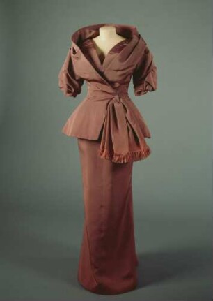 "Precieuse", weinrotes Abendkleid mit passender Jacke aus der Ligne H von Christian Dior, von Marlene Dietrich getragen u.a. 1961 bei der Premiere von JUDGMENT AT NUREMBERG (Archivtitel)