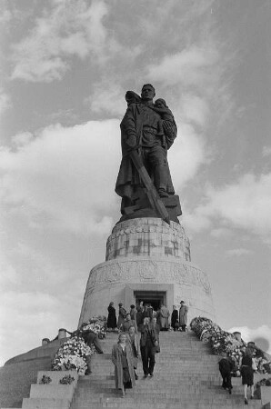 Kranzniederlegung an Ehrenmalen im Treptower Park in Berlin anlässlich des IV. Bundeskongresses des Demokratischen Frauenbundes Deutschlands (DFD) : Blick auf das Sowjetische Ehrenmal im Treptower Park