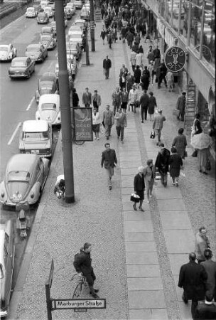 Berlin: Fußgängerverkehr auf der Tauentzienstraße; von der Brücke