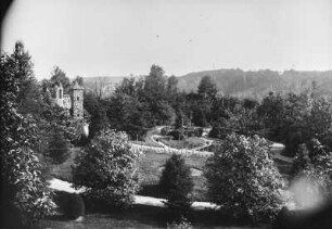 Burgruine mit Park