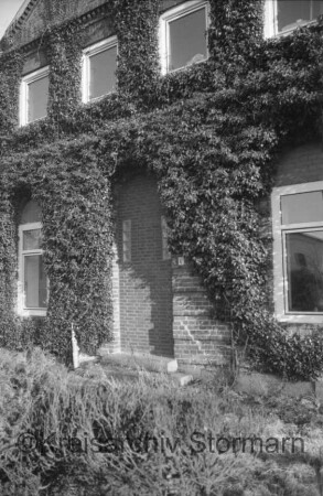 Poggenpohl 10: ehemaliges Zollhaus: traufständige Straßenfront: Teilansicht: Eingangstür zugemauert