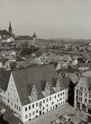 Markt : Blick vom Turm der Frauenkirche über das Rathaus nach Nordosten zu Dom und Albrechtsburg, Elbe und Niederfähre