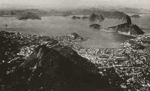 Rio de Janeiro. Blick vom Corcovado über die Bucht von Guanabara nach Osten, Nachbarschaft von Botafogo, sowie einen Teil der Nachbarschaften von Urca und Flamengo