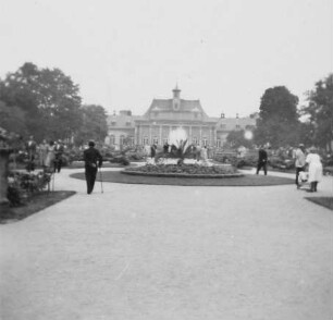 Neues Palais : Dresden-Pillnitz. Schloss Pillnitz. Neues Palais (1818/1826; Ch. T. Weinlig). Eingangsfront, über die Gartenanlage gesehen