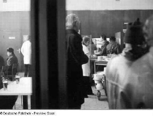 Dresden-Neustadt. MITROPA-Gaststätte (Selbstbedienungsgaststätte) am Neustädter Bahnhof. Raumaufnahme (Teilansicht)